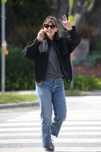 jennifer-garner-picks-up-her-son-samuel-at-school-in-santa-monica-04-17-2023-6.jpg