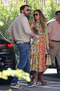 jennifer-lopez-and-ben-affleck-out-for-lunch-in-beverly-hills-04-08-2023-6.jpg
