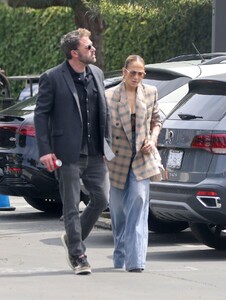 jennifer-lopez-and-ben-affleck-out-in-los-angeles-04-29-2023-3.jpg