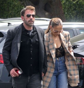 jennifer-lopez-and-ben-affleck-out-in-los-angeles-04-29-2023-4.jpg