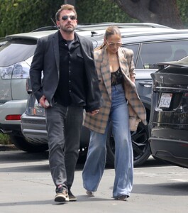 jennifer-lopez-and-ben-affleck-out-in-los-angeles-04-29-2023-5.jpg