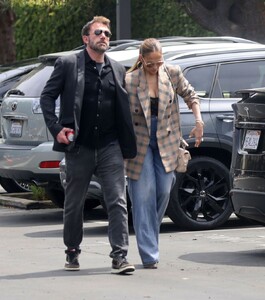 jennifer-lopez-and-ben-affleck-out-in-los-angeles-04-29-2023-6.jpg