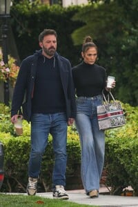 jennifer-lopez-and-ben-affleck-out-in-santa-monica-05-09-2023-2.jpg