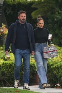 jennifer-lopez-and-ben-affleck-out-in-santa-monica-05-09-2023-3.jpg