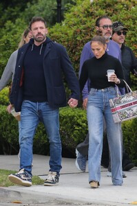 jennifer-lopez-and-ben-affleck-out-in-santa-monica-05-09-2023-4.jpg