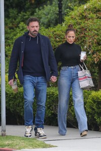 jennifer-lopez-and-ben-affleck-out-in-santa-monica-05-09-2023-6.jpg