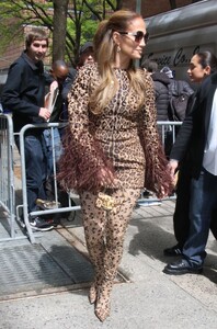 jennifer-lopez-arrives-at-live-with-kelly-and-mark-in-new-york-05-03-2023-1.jpg