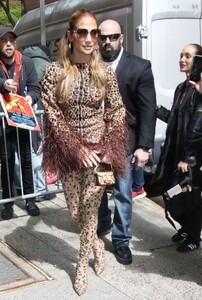 jennifer-lopez-arrives-at-live-with-kelly-and-mark-in-new-york-05-03-2023-4.jpg