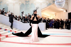 jennifer-lopez-at-2023-met-gala-celebrating-karl-lagerfeld-a-line-of-beauty-in-new-york-05-01-2023-4.jpg