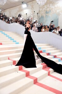 jennifer-lopez-at-2023-met-gala-celebrating-karl-lagerfeld-a-line-of-beauty-in-new-york-05-01-2023-5.jpg