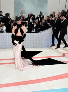 jennifer-lopez-at-2023-met-gala-celebrating-karl-lagerfeld-a-line-of-beauty-in-new-york-05-01-2023-7.jpg