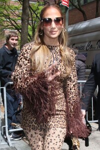jennifer-lopez-heading-to-live-with-kelly-and-mark-in-new-york-05-03-2023-3.jpg