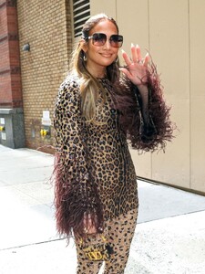 jennifer-lopez-heading-to-live-with-kelly-and-mark-in-new-york-05-03-2023-7.jpg