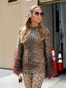 jennifer-lopez-heading-to-live-with-kelly-and-mark-in-new-york-05-03-2023-9.jpg