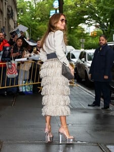 jennifer-lopez-heading-to-the-view-in-new-york-05-04-2023-4.jpg