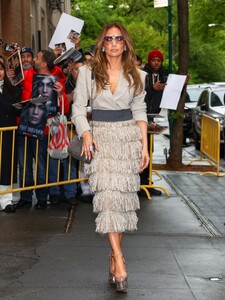 jennifer-lopez-heading-to-the-view-in-new-york-05-04-2023-6.jpg