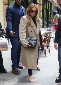 jennifer-lopez-out-for-lunch-with-her-mom-in-new-york-05-03-2023-5.jpg