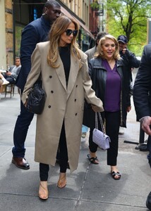 jennifer-lopez-out-for-lunch-with-her-mom-in-new-york-05-03-2023-6.jpg
