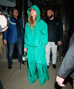 jennifer-lopez-out-to-promotes-her-new-show-mother-in-new-york-05-02-2023-5.jpg
