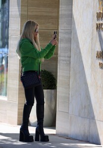 jessica-simpson-leaves-a-dermatologist-on-melrose-place-in-los-angeles-05-05-2023-0.jpg