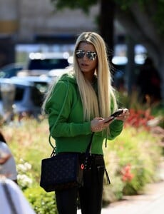 jessica-simpson-leaves-a-dermatologist-on-melrose-place-in-los-angeles-05-05-2023-2.jpg