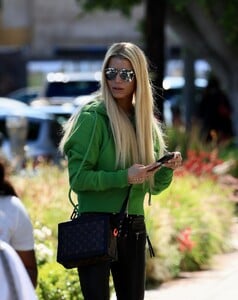 jessica-simpson-leaves-a-dermatologist-on-melrose-place-in-los-angeles-05-05-2023-6.jpg