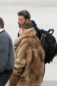 jnnifer-lopez-and-ben-affleck-arrives-at-hamptons-airport-04-07-2023-7.jpg