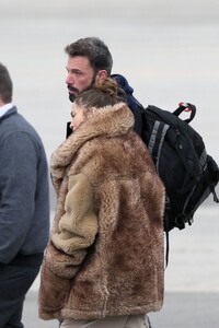 jnnifer-lopez-and-ben-affleck-arrives-at-hamptons-airport-04-07-2023-9.jpg