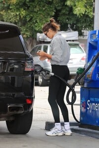 kaia-grber-at-a-gas-station-in-los-angeles-05-16-2023-5.jpg