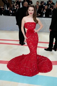 kaitlyn-dever-met-gala-2023-13.jpg