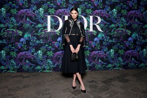karlie-kloss-and-cara-delevingne-at-christian-dior-womenswear-fall-2023-show-in-mumbai-03-30-2023-1.jpg
