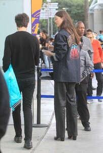 karlie-kloss-arrives-at-grizzles-vs-lakers-game-at-crypto.com-arena-in-los-angeles-04-24-2023-2.jpg