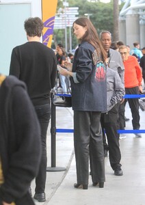 karlie-kloss-arrives-at-grizzles-vs-lakers-game-at-crypto.com-arena-in-los-angeles-04-24-2023-5.jpg