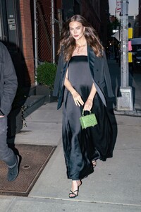 karlie-kloss-night-out-in-new-york-04-19-2023-6.jpg