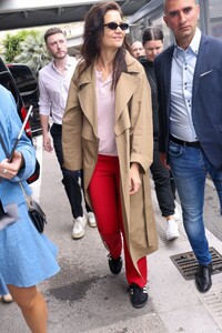 katie-holmes-arrives-at-nice-airport-05-17-2023-4.jpg