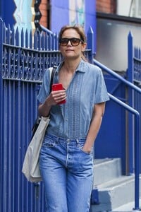 katie-holmes-out-and-about-in-new-york-05-23-2023-6.jpg