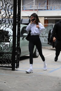 kendall-jenenr-out-for-hair-appointment-in-los-angeles-05-22-2023-6.jpg