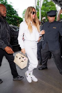 khloe-kardashian-arrives-at-ritz-carlton-hotel-in-new-york-05-15-2023-0.jpg