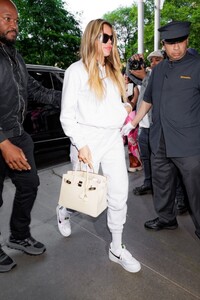 khloe-kardashian-arrives-at-ritz-carlton-hotel-in-new-york-05-15-2023-1.jpg