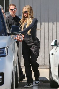 khloe-kardashian-leaves-los-angeles-county-s-california-state-prison-in-lancaster-04-17-2023-0.jpg