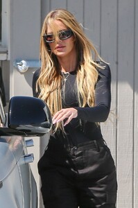 khloe-kardashian-leaves-los-angeles-county-s-california-state-prison-in-lancaster-04-17-2023-2.jpg