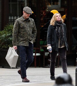 kim-cattrall-and-russell-thomas-out-in-london-01-03-2022-3.jpg