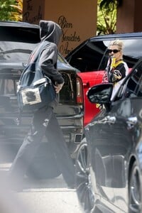 kourtney-kardashian-and-travis-barker-arrives-at-beverly-hills-hotel-03-29-2023-3.jpg