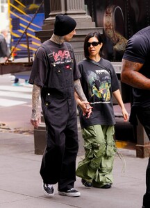 kourtney-kardashian-and-travis-barker-out-at-5th-avenue-in-new-york-05-19-2023-1.jpg