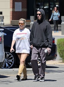 kourtney-kardashian-and-travis-barker-out-in-palm-springs-04-08-2023-0.jpg