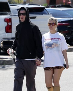 kourtney-kardashian-and-travis-barker-out-in-palm-springs-04-08-2023-3.jpg