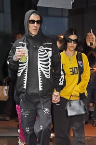 kourtney-kardashian-and-travis-barker-out-in-rainy-new-york-05-20-2023-6.jpg