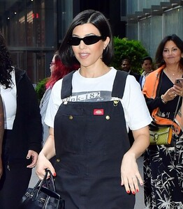 kourtney-kardashian-out-and-about-in-new-york-05-24-2023-1.jpg