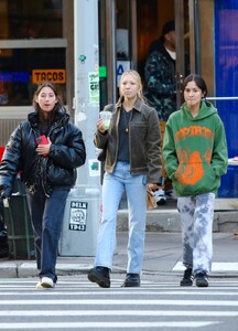 lila-grace-moss-out-with-friends-in-new-york-05-02-2023-0.jpg