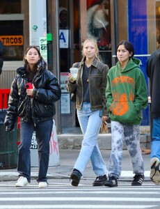 lila-grace-moss-out-with-friends-in-new-york-05-02-2023-6.jpg